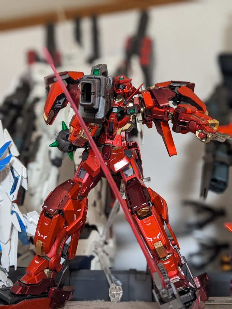 脚から、ビームサーベル隠し腕付き