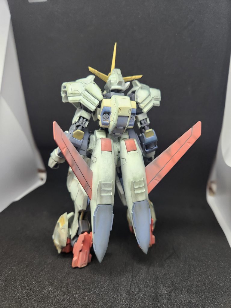 主な工作はスジボリとプラ材によるディテール追加と胴体のシリンダーの変更と肩パーツの形状変更です！