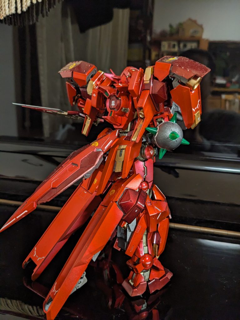 背面のスリースラスターがアストレア。GNハンマーは,劇中で使っているのか? 