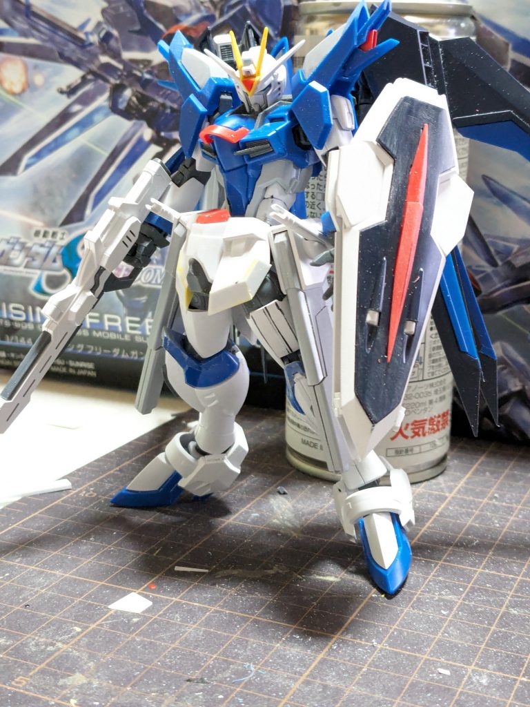 延長、幅詰め、エッジのシャープ等が、大体終わった状態。太ももの丸みをダイソーのヤスリ等を使いエッジを出した所。使用道具・ホームセンターの120と400と800と1000番の紙ヤスリ・ダイソーの鉄ヤスリ(平、3角、丸)・ダイソーの瞬間接着剤 耐衝撃用・タミヤの接着剤・洗濯バサミ(入院中からパーツを掴む為使用)・ピンセット・ポリパテ・タミヤのパテ・瞬間接着パテ・0.8mmの真鍮線・1mmプラ版、0.5mmプラ版・ニッパー(入院中は、看護婦さんから借りた爪切りを使いパーツを切っていた)・爪楊枝(パテ埋め用等に使用)・欠けたカッターの刃(パテ埋め等に使用)・ピンバイス・スピンブレード・デザインカッター(切ったり、スジ彫りで使用したり。よく左指等を傷つけ作業場を血だらけに、する特級呪物？要注意工具)・お湯(両手に使用。指先を動きやすくする為)・ホームセンターで、購入したノコギリ(よく左指等を切って作業場を血だらけにしてしまう特級呪物？要注意工具)・ランナータグやランナー(延長や穴埋めやディテールUP等に使用)・これが、1番大事かな？勇気爆発バーンブレイバーンのOPの歌(コレのおかげ？で制作意欲が維持出来た？多分？)・筆・ガンダムマーカー・各種ガンダムカラースプレー・白、グレー、ピンクのサーフェイサーを使用・鉛筆(2〜3種類)スミ入れ等・ツインマーカー(目の辺りの黒とエッジ出しの目安に使用)・L字定規(10cm)・蛍光塗料