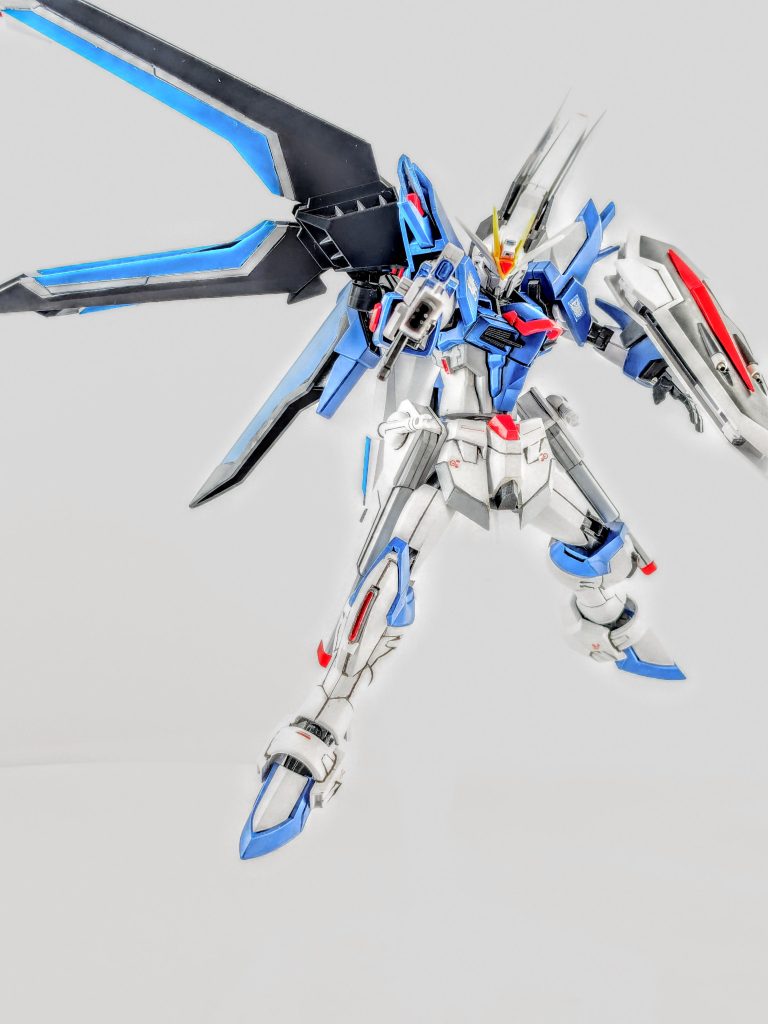 塗料が足り無くなりホビーゾーンの店員さんに、苦手な青の塗装の仕方を2〜30分アドバイスをもらい上手く濡れたと思います。エアーブラシをすすめられましたが、仕切りが高くて中々ね〜。興味は、あるけどメンテナンとかその他色々が〜。模型雑誌見ても知りたい所が、詳しく載って無いからなぁ〜。ホビーゾーンの店員さんが、エアーブラシの使い方を習いに東京の方に、行って教わったと言う話しを聞きました。凄い。白のサーフェイサーを部分的に筆で塗って、その他大部分の白は塗らず、その他の色はベタベタベタベタ塗りました。付属シール未使用。