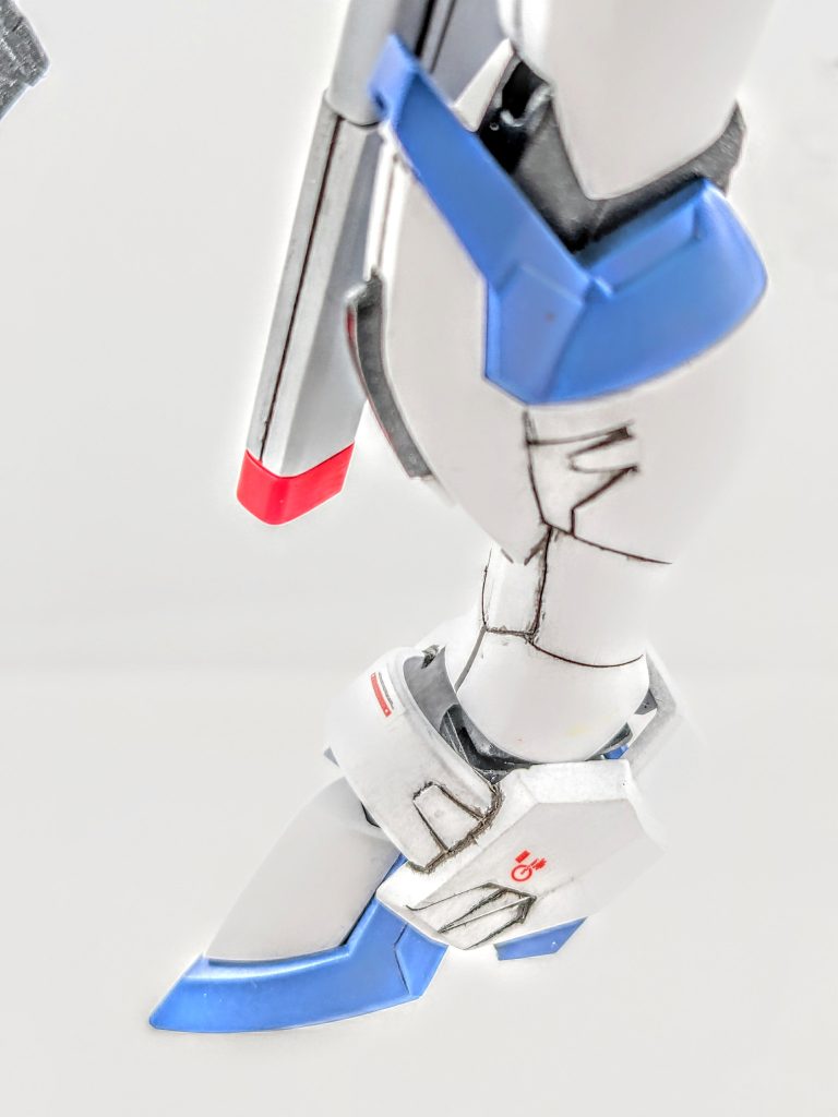 丸みのある膝周りを同色のランナーを貼っ付けたりしてシャープにしました。アンクルガードを左右1mmづつ幅詰めしました。(何かここ大きく見えるなぁ〜と思って、幅詰めしながらTAYAKIさんのDラボ研究所の動画を見てたら『あっ！考える事一緒だ』と思いました。TAIYAKIさんは、スケールを気にしますが、わっちはカッコイイと思えばスケールを気にせず。延長も幅詰めもします。)D1とD2の28のD1とD2の35が、ハマる所を1mm延長、D1とD2の27上を1mm延長。