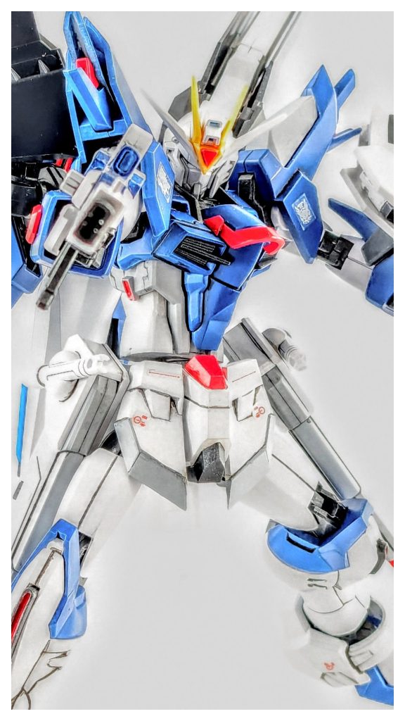 プラ版とスジ彫りでディテルUP。首を1mm延長。お腹を2mm延長。肩アーマーの丸みをヤスリでシャープにして、肩アーマーの後ろを左右1mmづつ幅詰め、肩甲骨辺りを左右1mmづつ幅詰め。A16のパーツを2mm下に下げて(丸みのあるA5とA16のパーツをシャープにしました。)、C1の34と35は、1番下まで下げています。F1の3、4をプラ版で1mm延長。1番苦労した所が、アンテナの赤いパーツ。赤いパーツを黄色いパーツに焦点が合わなくて感で、試行錯誤しながら中々ハマらないし、ハメ様とすると何処かに飛んじゃって大変でした。探すのも大変でした。アンテナだけで約3時間かかりましたよ〜