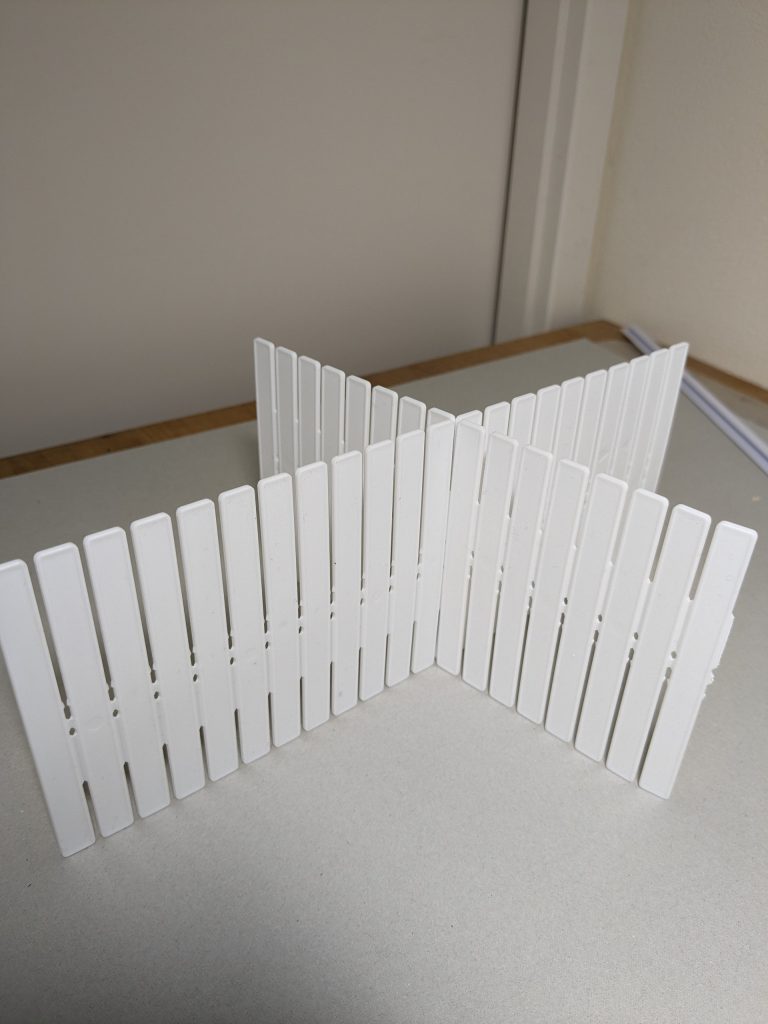 タンス用のプラ仕切りなるものを購入。切り離して並べてシャッターを作りました。