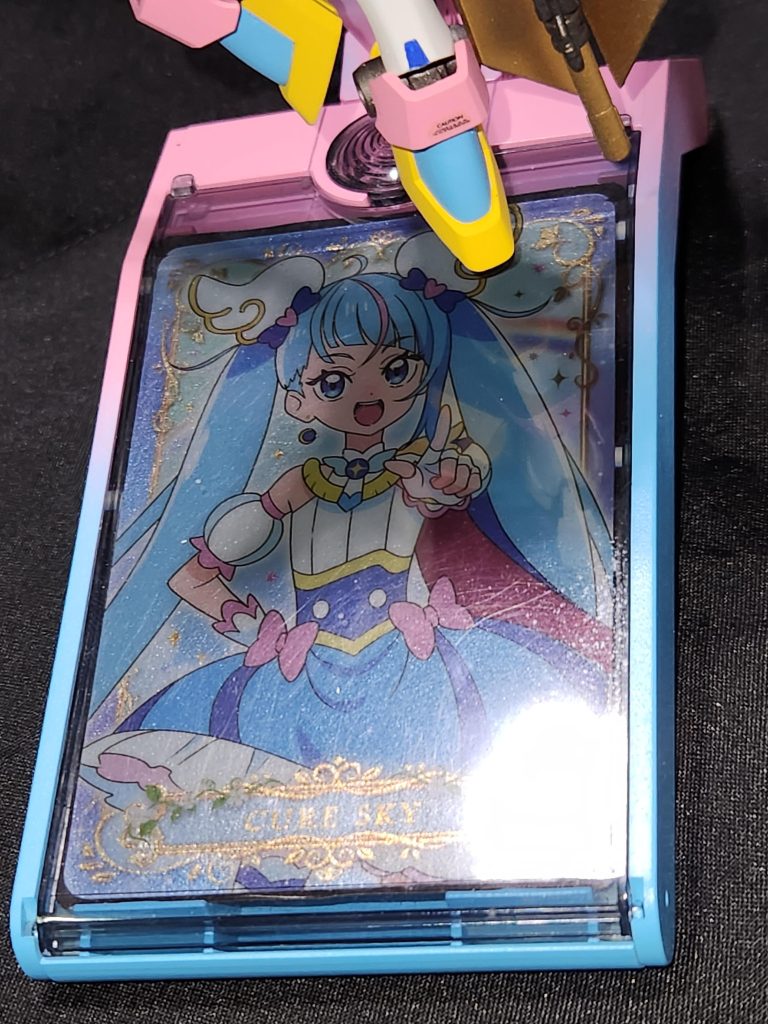 ビルドシリーズのオプションにあった台座にはカードが仕込めるということで、娘からダブったカードをもらい受けキャラクターのカラーに塗装しております。