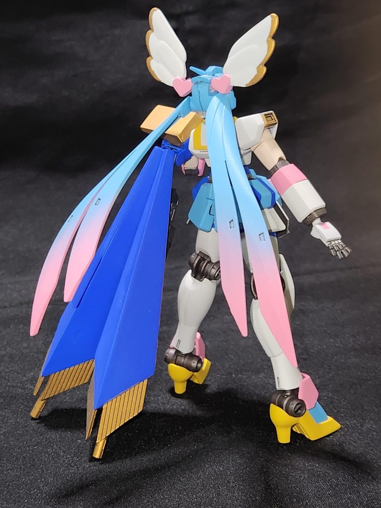 背中のマントはプラ板で自作、左肩アーマーもプラ板で形状変更してます。頭のハート型のパーツは100均のビーズを使用しました。頭の羽根はベアッガイPの背中の翼の一部を切ったものを使ってます。