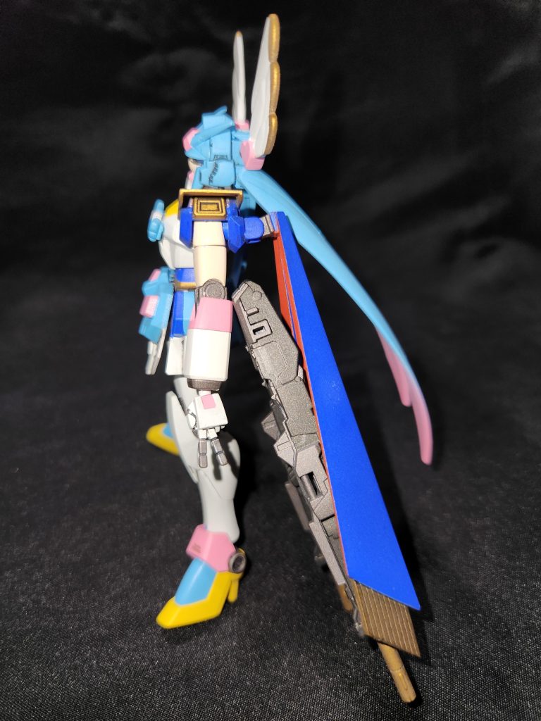 マントの中にはプリキュアらしからぬ物騒な装備を(笑)RGウイングガンダムゼロカスタムのツインバスターライフルを切り詰め、カービンライフルにしてネオジム磁石を仕込んで取り付けてます。さすがにノーベルガンダムのサイズに比べたら長すぎるので(^-^;