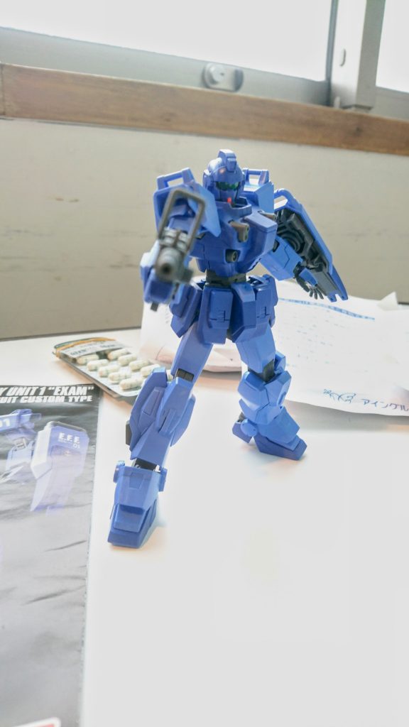 今、思えば良くあんな状態でガンプラを作れたなぁ〜と思います。『人間やる気になれば、工夫しながら何でも出来る』と痛感しました。