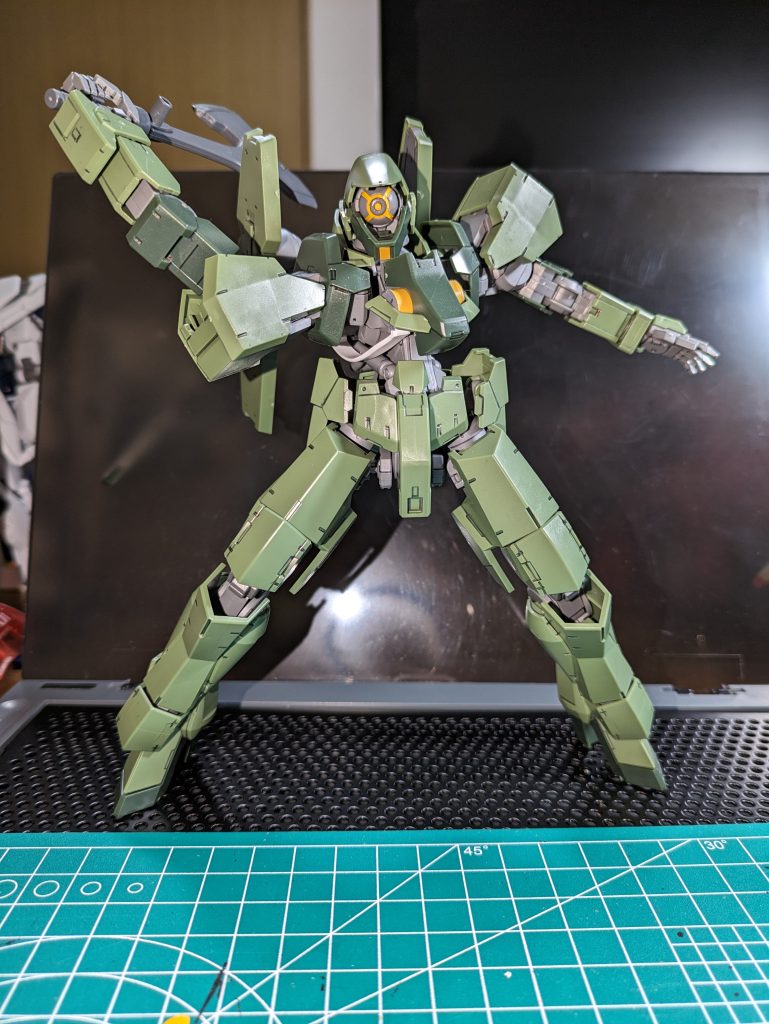 ガンダムマーカーの黒で墨入れして後は素組みです。