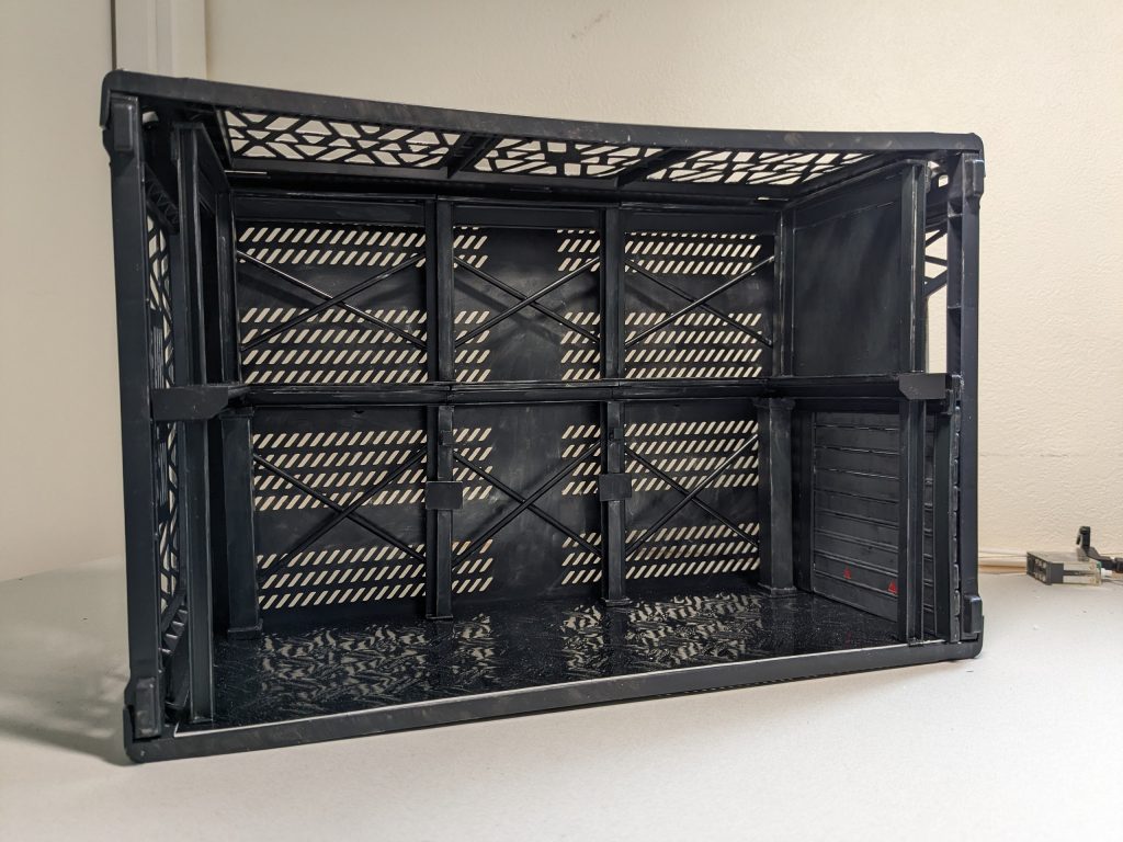 筆塗り全塗装して出来上がり〜。背景なので筆ムラ残しで。（塗る面が多くて面倒だったのも否めませんが…🤣）100均、ホームセンターで100円で買えるもの縛りで制作し（プラ版、プラ棒は家にあったものなので除きました🙇）、実費700円で楽しませてもらったので、良かったかな〜と自分では思ってます。😃次回作から格納庫写真が撮れます。😁