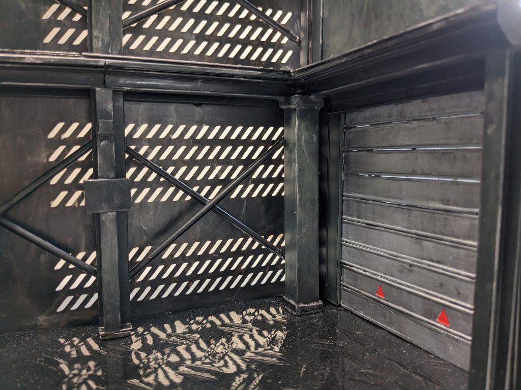 右側の銀色部分はシャッターをイメージして作りました。柱は四角柱とH鋼の2種です。