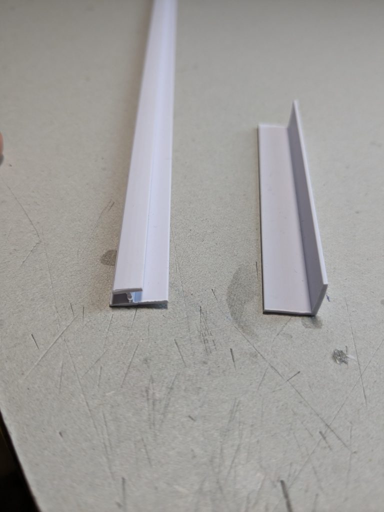 L字型モールを合わせ、四角い柱を作りました。H鋼に見えませんか？🤣