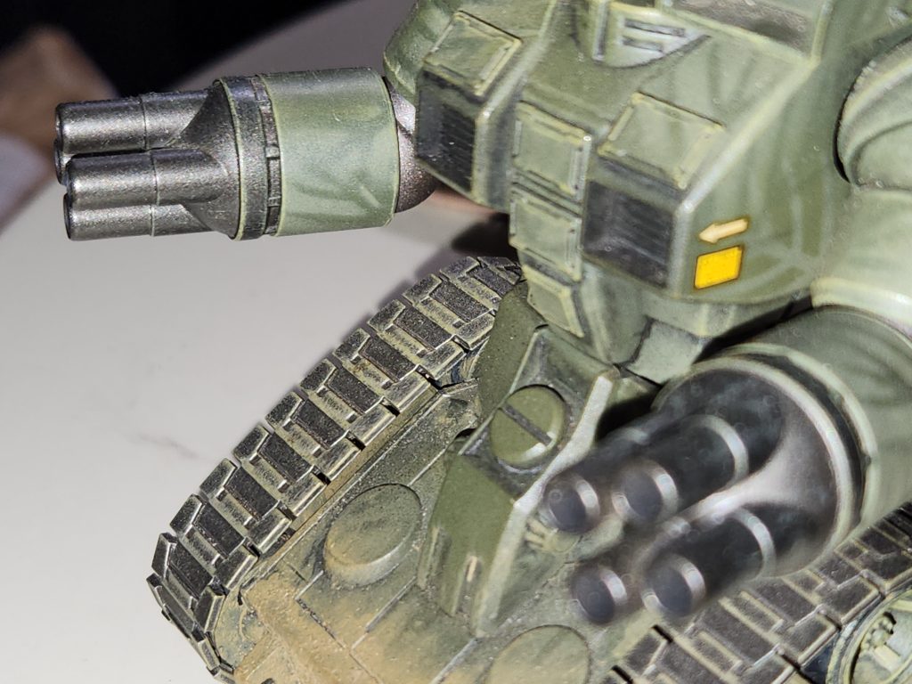 胸部のパネルは爆風で衝撃を相殺する『リアクティブアーマー』として貼り付けてみました。 