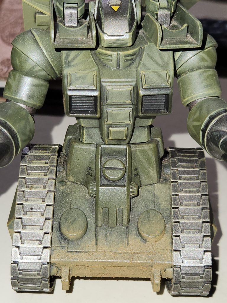 迷彩パターンには『熱帯魚の水槽に入れる樹脂製の水草の葉っぱ』を充てて、その上からエアブラシで塗装しています。泥汚れはタミヤエナメル塗料で泥の色を作り、ジオラマ用シーナリーパウダー(おがくず)を混ぜたものを筆で跳ね上げるように塗り、ウェザリングを施しました。