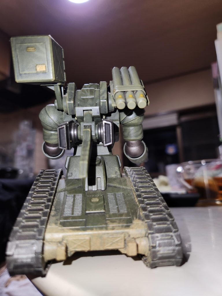 バックパックはビルドシリーズのオプションパーツ『Ez-ARMS』を使用、右側の榴弾投射機？ロケットランチャー？をプラ板、プラ棒で新造してます。