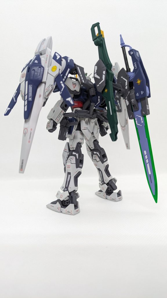 背中は本来オーライザーの胴体部分が来るのですがデスティニーの武装形態にすることでガラッとイメージが変わりますね😁