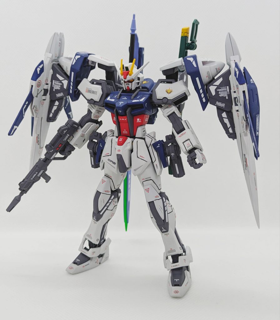 世界観は違いますが昔からオーライザーをストライクガンダムに装着したらカッコいいだろうなと思いツインドライヴシステムとオーライザーの両翼の部分を採用。パーフェクトストライクはエネルギー消費が激しいのが問題でしたがツインドライヴで解決すると思います😊ヴァリアブルフェイズシフト装甲を採用しているのでキラのストライクカラーから少しだけ変更しています。