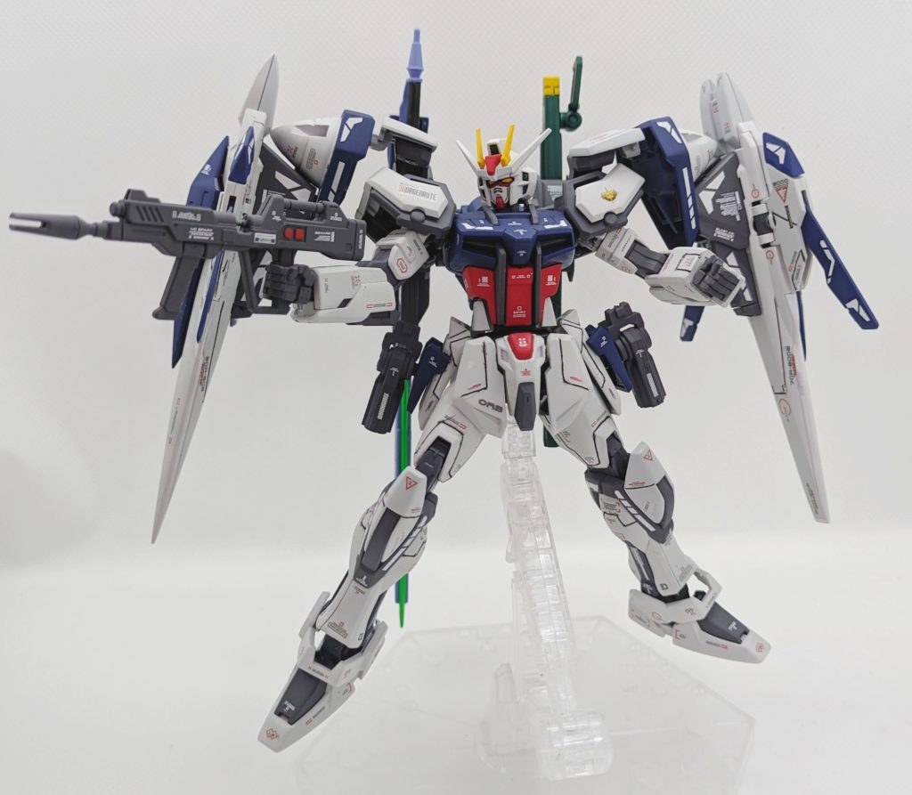 ビームライフルはデスティニーの物を採用。腰部分にマウントすることも可能！