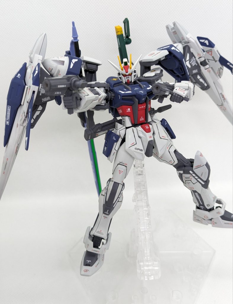 HGダブルオーガンダムに付属していたGNソードⅡを小型拳銃に改造。自分はストライクノワールも好きなのでどうにかその要素も組み込めないかと思いM8F-SB1 ビームライフルショーティーを意識して制作しました!