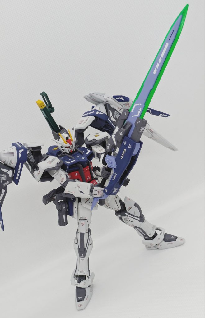 MMI-714 アロンダイト ビームソードはGNソードIIIとミキシングすることで攻撃力・耐久性をアップさせています。ツインドライヴシステムを使っているので設定上はライザーソードを発生させることも可能！これでアスランのジャスティスにへし折られることもないと思います😅