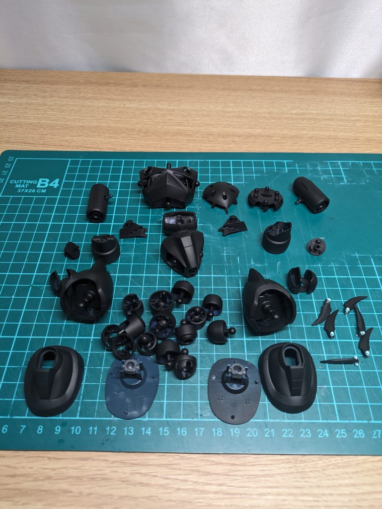 黒サフ。膝裏はプラ板で塞いでます。