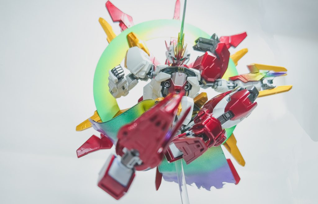 以上が、サンライズフェニックスのポージングです!!前回だしたナイトピーコックに何回も負けて、破壊されて、ボロボロになっても太陽のように何度も登る……そんなガンダムになっています!!!