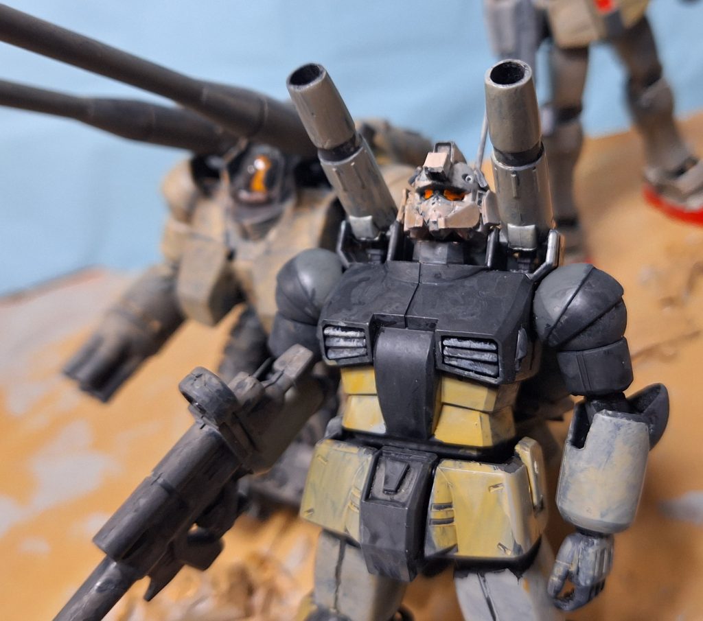 キャノンの頭はFGガンダムのものに換装。塗装はいずれも筆塗りです。水性カラーのダークイエロー、ガルグレー、赤、ココアブラウン等をパレット上で筆で混ぜ合わせて塗っています。