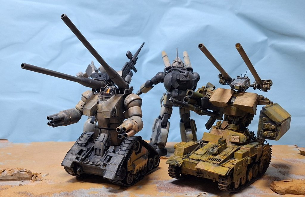 ガンタンクは量産型に改造、ガンタンク2はタミヤ1/35の2号戦車のパーツやカセットテープのケース等を使用しています