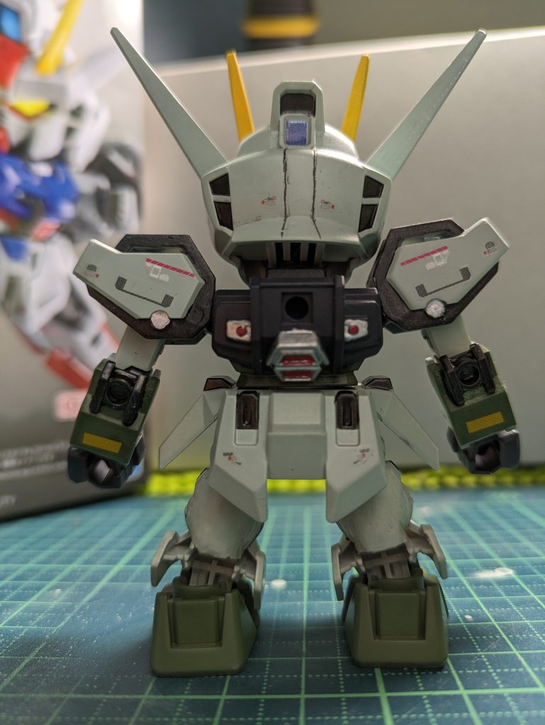 何ヶ所かスジ彫りしてみましたけど、SDってデフォルメされているものだからいるんですかね?デカールは結構目立ちますけどね。