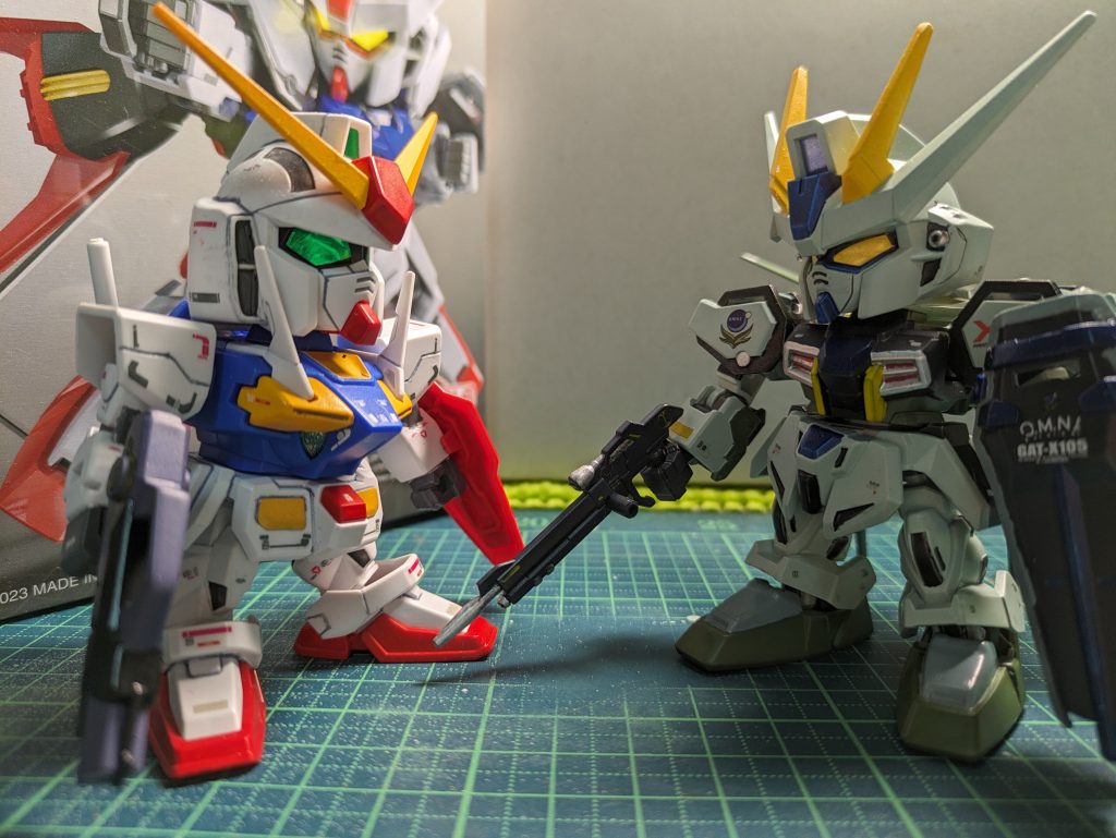 BB戦士よりSDスタンダードの方がスラッとしていて華奢な感じが少ししました。作り終わっていい勉強になりました、明るい色の塗装をするときは隠蔽力が弱いのでサーフェイサーが大事ってことと、下塗りにマーカーＡして上塗りにマーカーBを塗装したときのはみ出した箇所のリタッチが難しいってことを知りました。あとガンダムマーカーのライトブルーがギリギリで無くなって水性ホビーカラーのライトブルーで誤魔化しています、ガンダムマーカーの残りがもう少し分かりやすかったらいいんですけどね。重さだけだと分かりづらくて