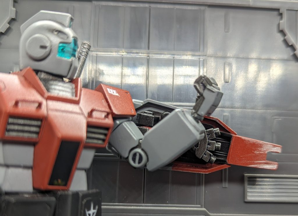 シールドの裏側にはスモークディスチャージャーを装備。手首もアフターパーツに交換しています。