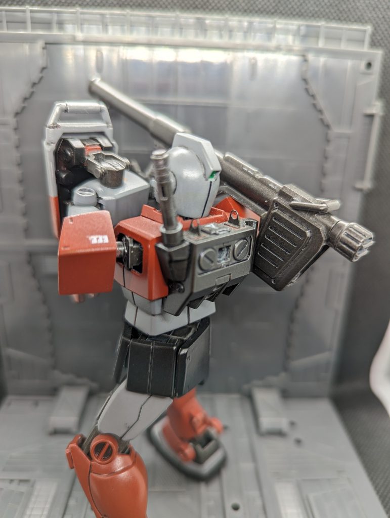 シールドを構えつつバズーカで応戦!胸部ブロックはガンダム(Ver.1)から移植してます。引き出し関節が効いています。