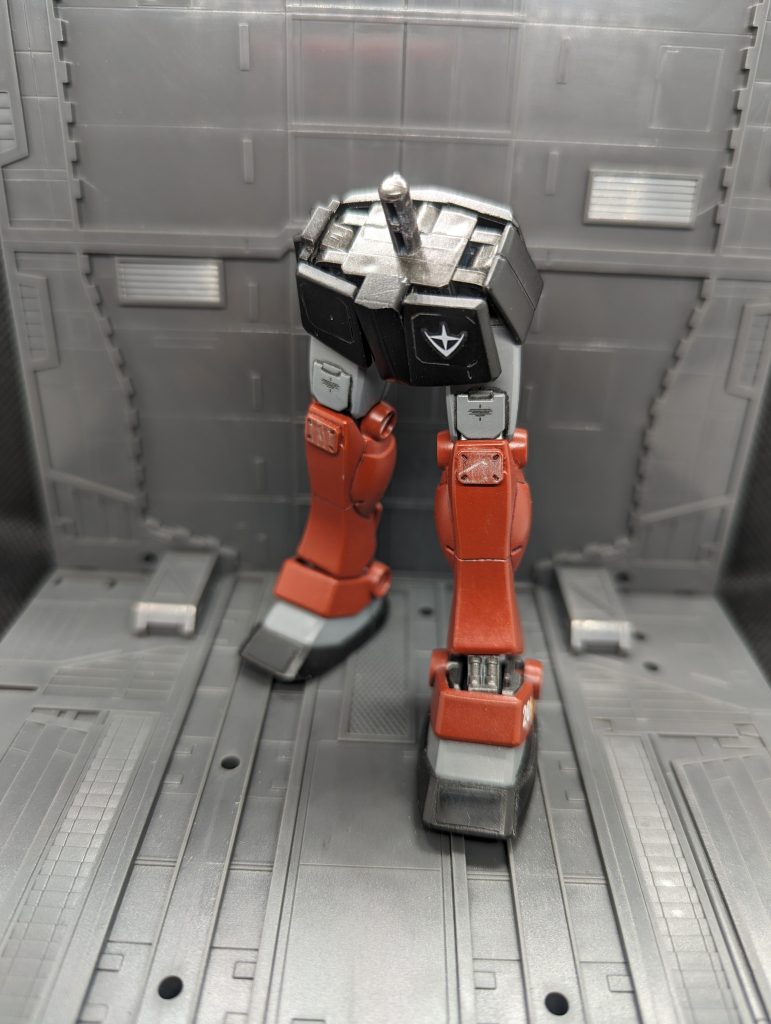 腰部ブロックと足首もガンダム(Ver.1)のパーツを移植し、可動範囲の拡大とフロントアーマーの3分割化を行いました。