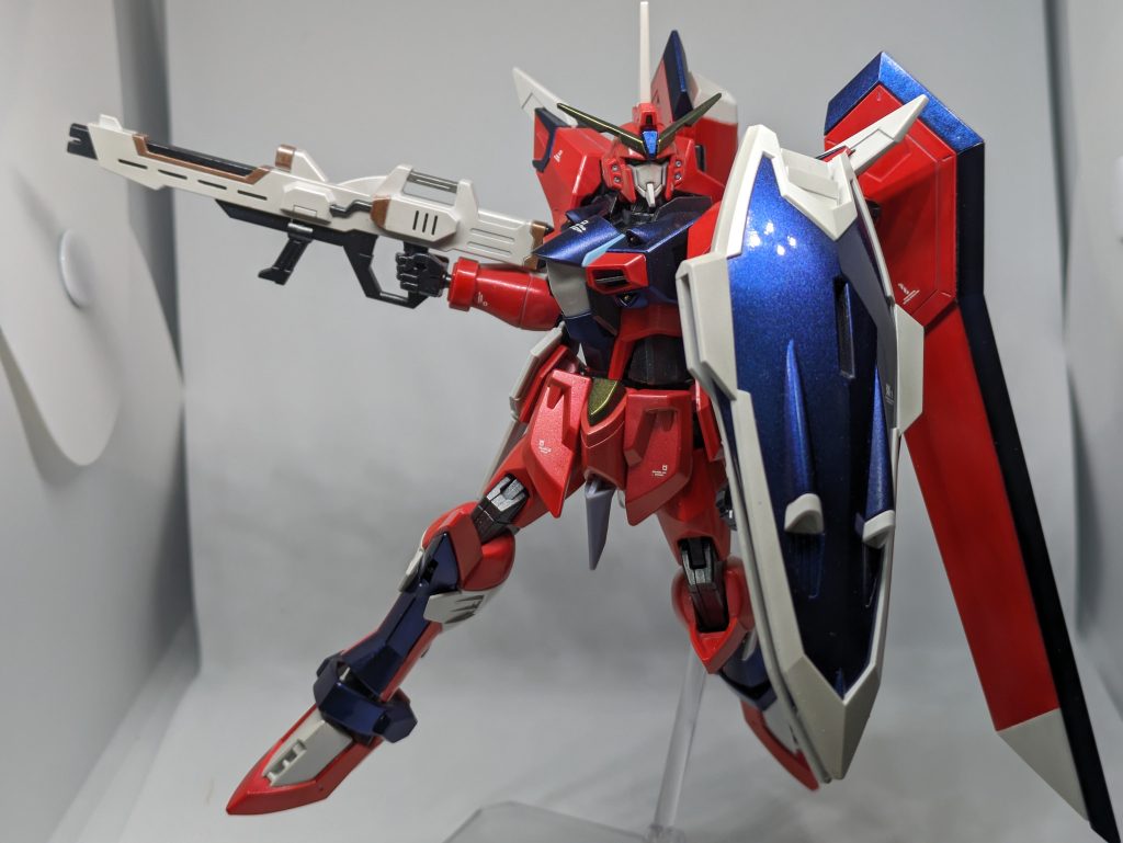 が、普通に簡単に仕上げようかと思いましたがふと目についたMr.ラッカーシリーズのXCシリーズ（パール系）を使った光沢にしてみようと思い付きでこうなりました。以前FMエアリアルで下地をグレーにしたから今回は白をメインにしたらどうなるか、という実験でもあります。ただ、さすがに色付きの部分はその色がうっすら出てる白色でしかなかったですｗ白色部→クラフタサーフェイサー　ライトグレー→XC08ムーンストーンパール赤色部→ガイアカラー　プレミアムレッド→XC03ルビーレッド青色部→黒下地→XC05サファイアブルー黄色部→黒下地→XC02トパーズゴールド後、小さいパーツは成形色にそのまま気まぐれで各色を適当に。そしてライトグレーでスミ入れを。なんでライトグレーを使ったんだろうか、コレガワカラナイｗそして最後にクリアーを３度ぐらいに吹いてみましたがもうちょい濃い目にして回数を増やすべきでした。コンパウンドで磨いたら塗装が剥がれかけたためにこれ以上はやめておきましたｗ