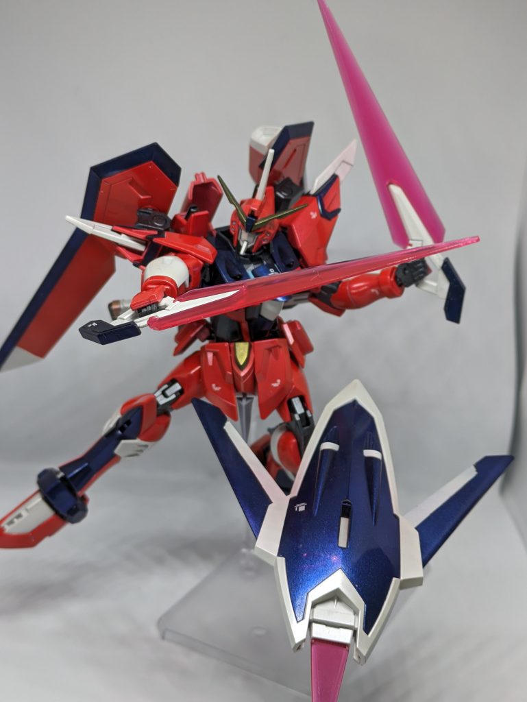 腰の左右についてるサーベル。棒状のものはたまに見ますがこういった形状のサーベルは珍しいです。