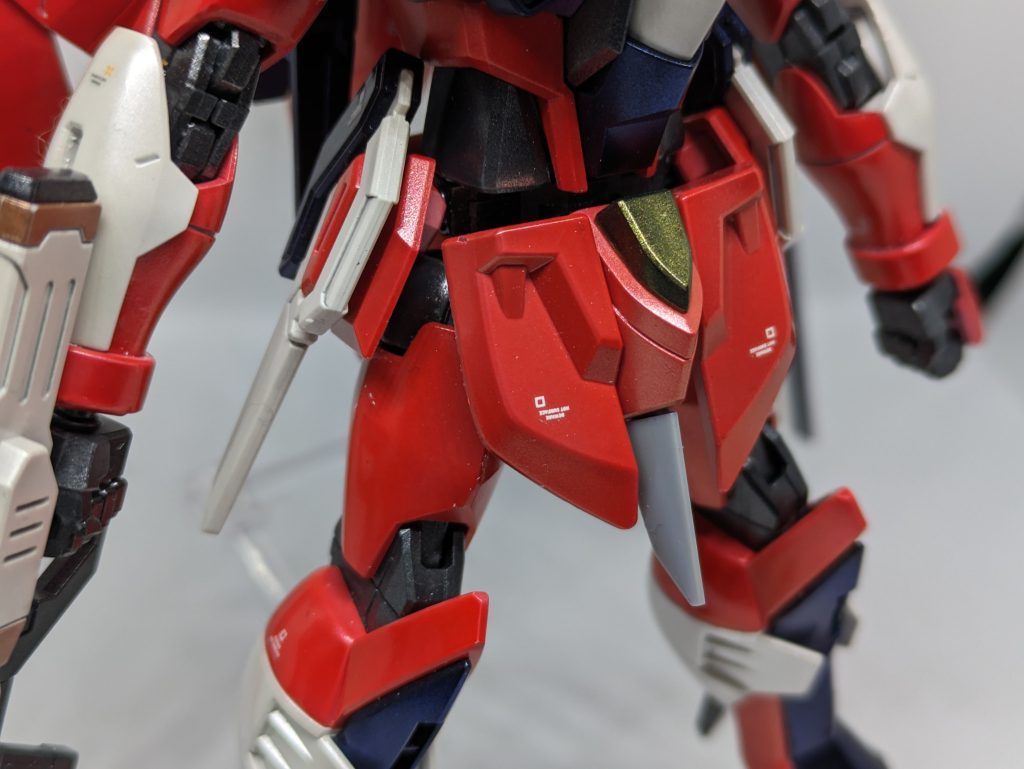 ウエスト部前スカートは真ん中で切ってあります。