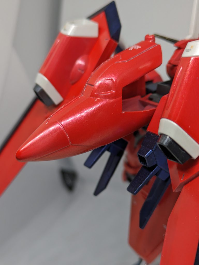 あと、変型することも大きな特徴ですが今作品はオミットされております。何故ならろくに説明書を見ずに先頭部分になるパーツをくっつけてしまったためですｗ（変形させるには一度分解しないといけない）説明書はちゃんと読みましょう(´;ω;｀)あと、コンパウンドの粉が溝に残っちゃってます。取ったとおもったんですが。色々と経験が足りない。そして愛も足りないです。眠ってた情熱たたき起こさないと。 