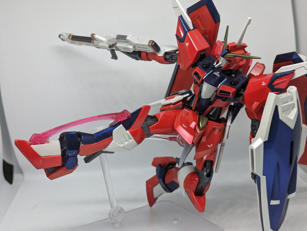 そしてジャスティスといえば足の近接武器。何故にこんな面白ギミックを搭載したのだろう。それも結構役立ってるというｗしかし、シンプルにギミックがたくさんのイモータルジャスティスです。それに作中ではズゴックと来たもので、インパクトはすごいものですｗさぞや作中では大活躍だったことでしょう（現在映画未視聴）