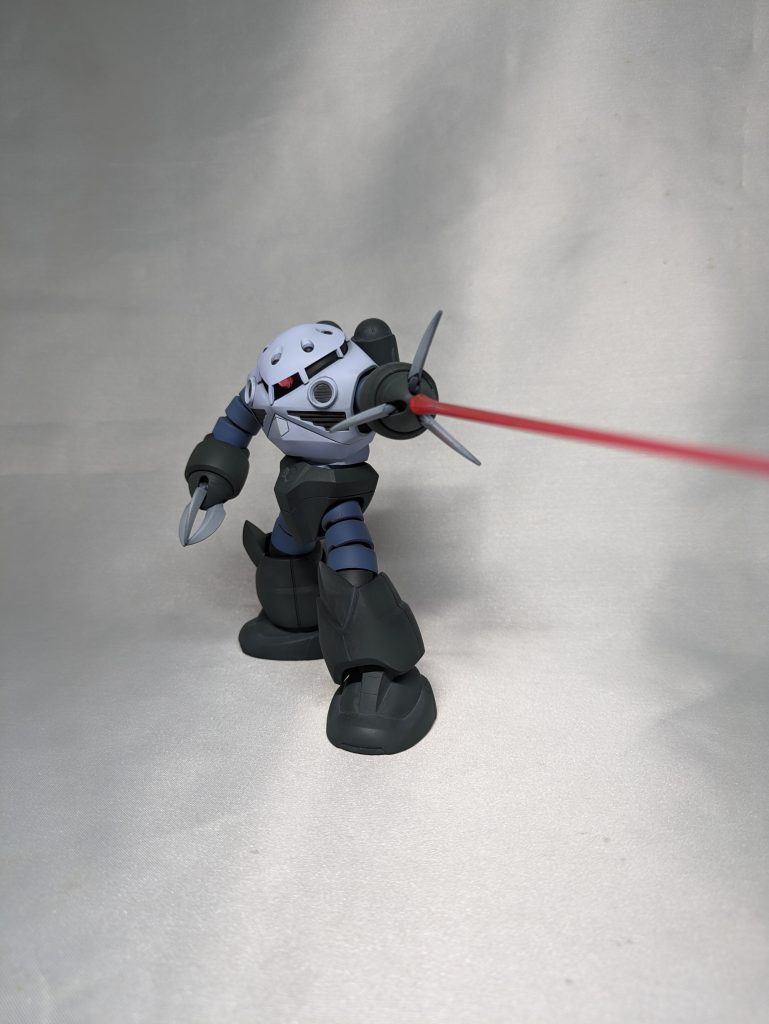 ビームサーベルを差し込めるよう穴を広げました。