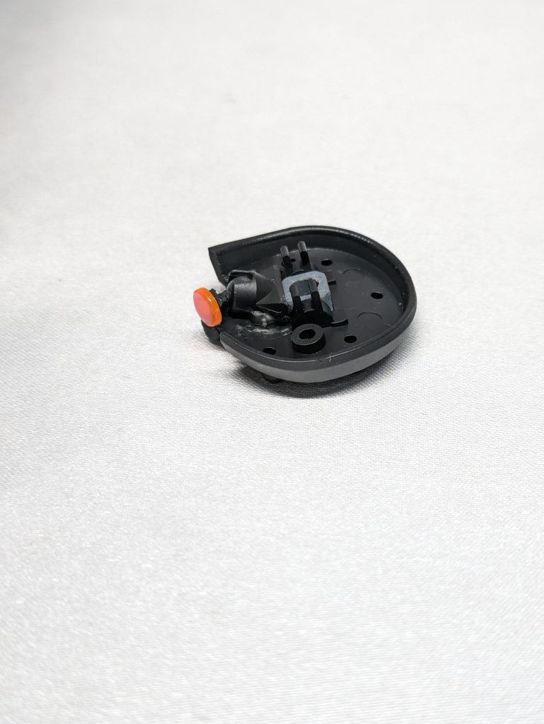 モノアイレールの前部分を開口してダイソーのプチブロックのボールジョイントを移植しました。