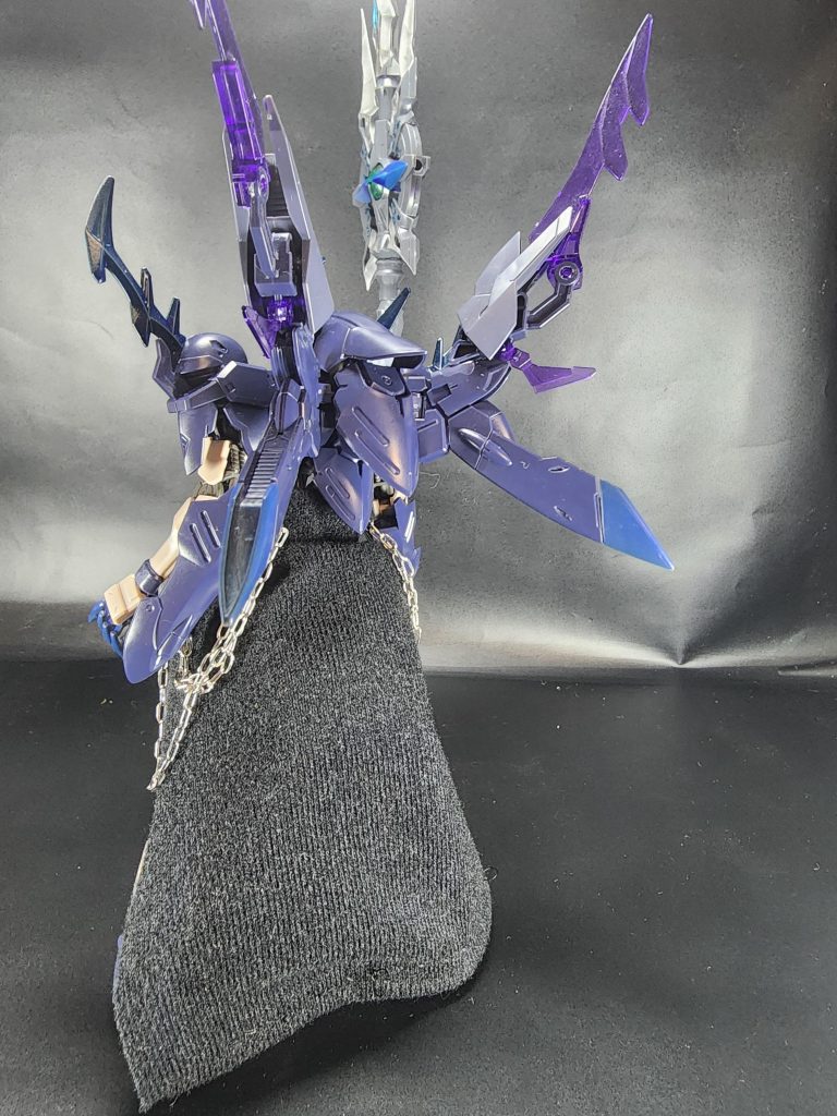 正面と背面がこんな感じです。バルバタウロスとグレモリーを中心にガンダムグレイシャーのバックパックの一部を使用し色味も相まってより悪役感が出ました❗