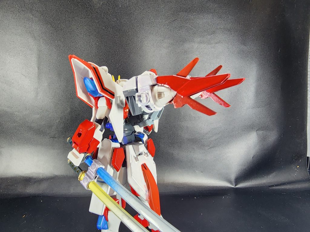 バックパックには『ダブルオースカイ』のGNドライブを使用し、より高速で相手の間合いに近づき撃破していくスタイル。