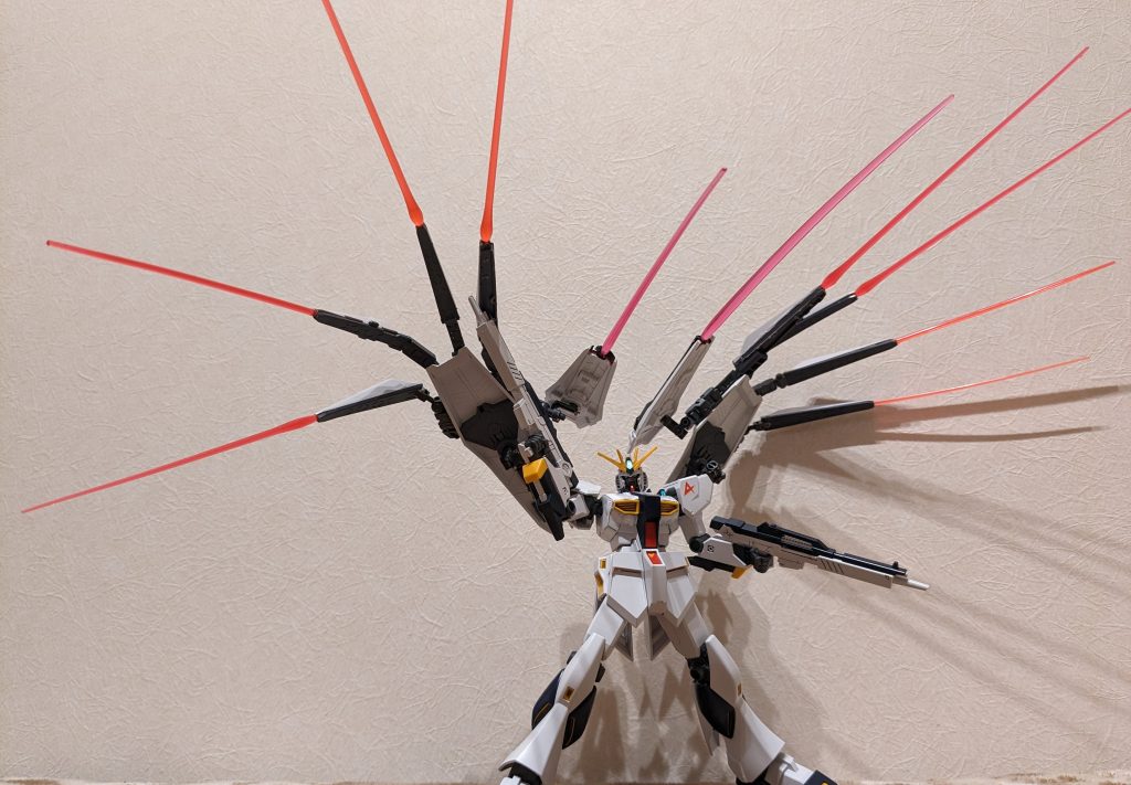 最後にビッグアームユニットビームサーベル全展開の図。家中のビームサーベルかき集めて付けてみました。大迫力になりましたが、ここまで引きにしないと全部収まらず(笑) 以上、ご覧いただきありがとうございました!!