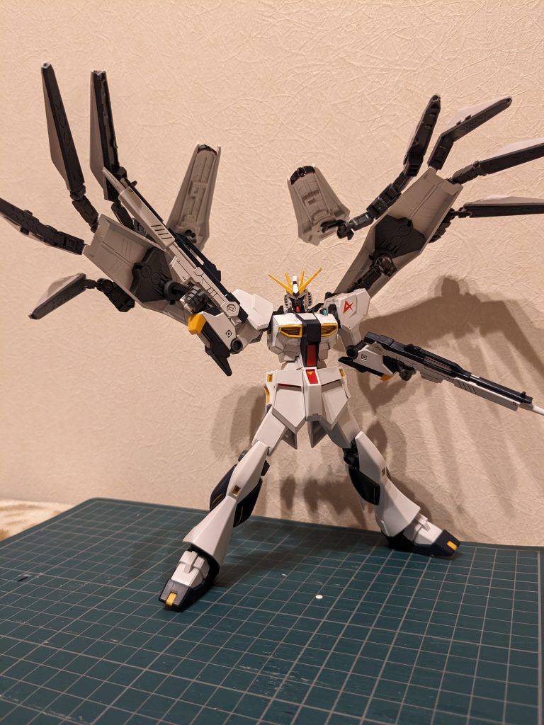 ビッグアームユニット展開の図。接続のバランスやらなかなかに大変でしたが、なんとか大きな手に見えるんでないかな〜と思います。ただ、あまりに重量があるので、若干たれてきますが(笑) ちなみに、本来のジャイオーンのビッグアームは4本指ですが、アムロなら5本でも余裕で対応できると考え、マニピュレータと同じ5本指にしました。