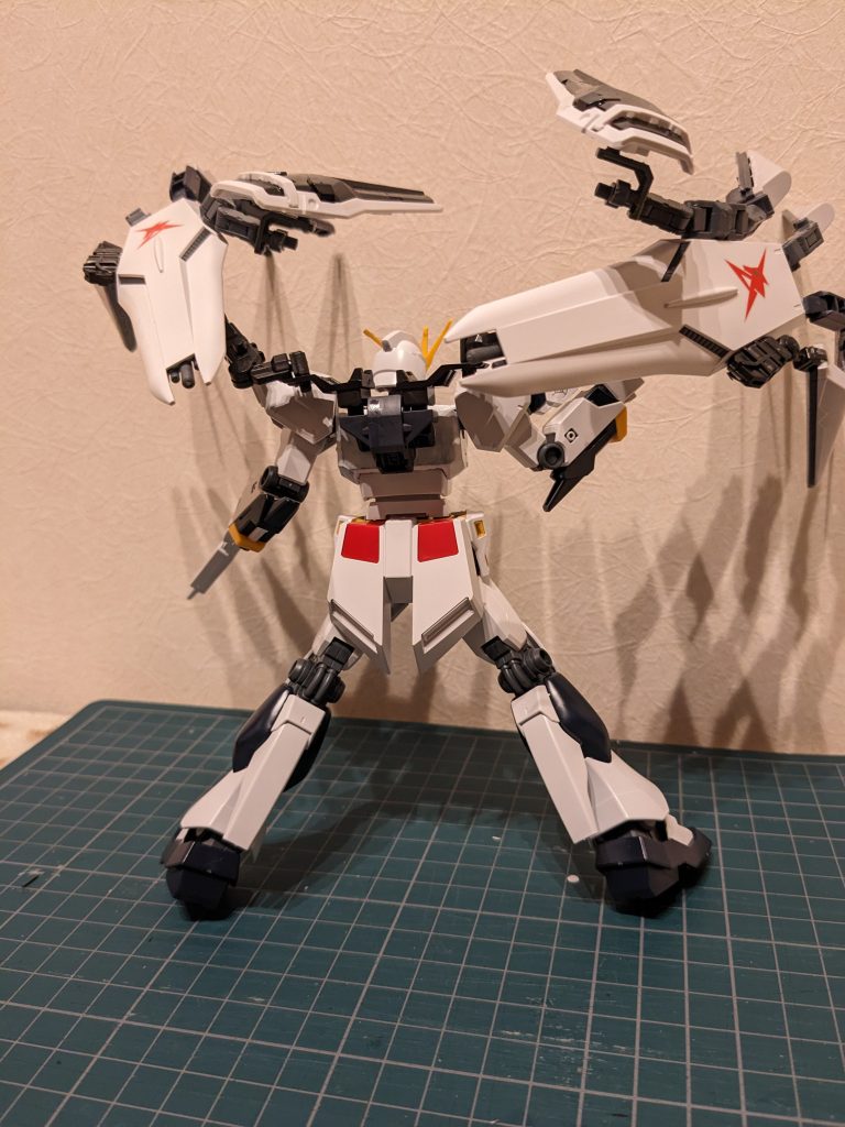 バックショットはこんな感じ。ユニコーンのシールドファンネルっぽく見えなくもないのかなという感じです。