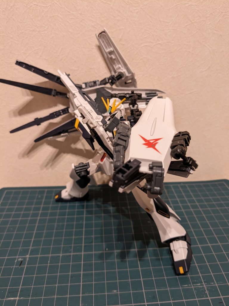 ビッグアームユニットを握り拳にしてのビッグアームパンチ!最近はスパロボで彼もマジンガーに搭乗したので、こんなことも余裕でできるかと。「フィンファンネルと要領は違うが…」です(笑)