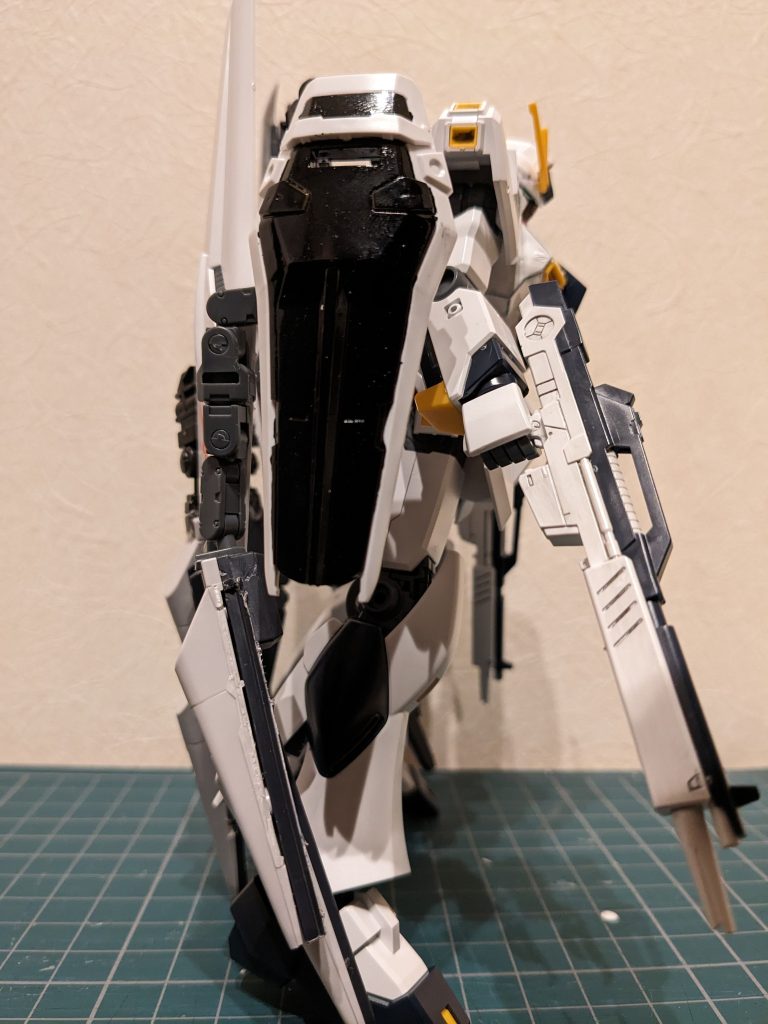 サイドショット。ジャイオーンといえばビッグアームユニットですが、有り物でなんとかするため、親指部分をEGストライクのシールドを黒に塗装したものを、他の指はフェイクニューウェポンズのフィンファンネルを切り貼りし、ブキヤの接続やGフレームの余りを利用して作りました。