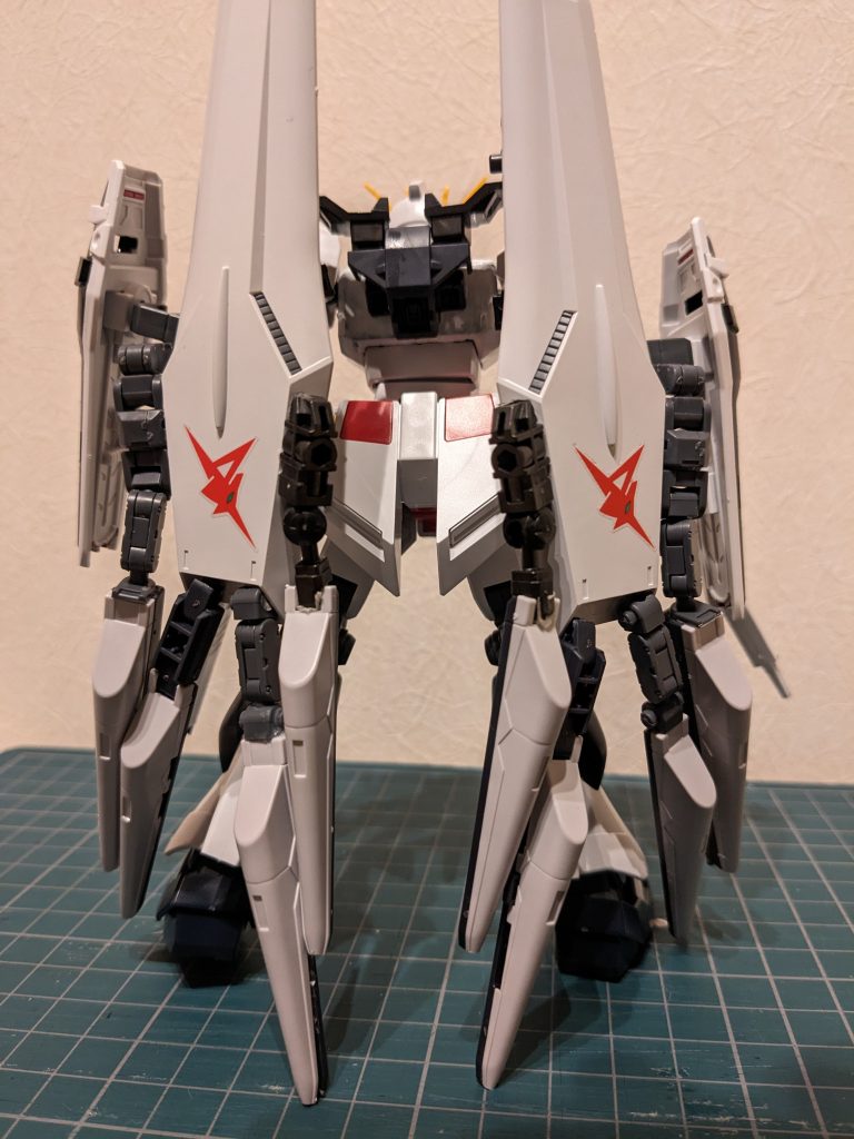 バックショット。バックパックはフェイクニューウェポンズのものをそのまま使用。ビッグアームユニットの手のひらはEGνのシールドをそのまま使用。待機状態はシールド逆さまにすることで、ちょいとユニコーンガンダムも意識してみました。