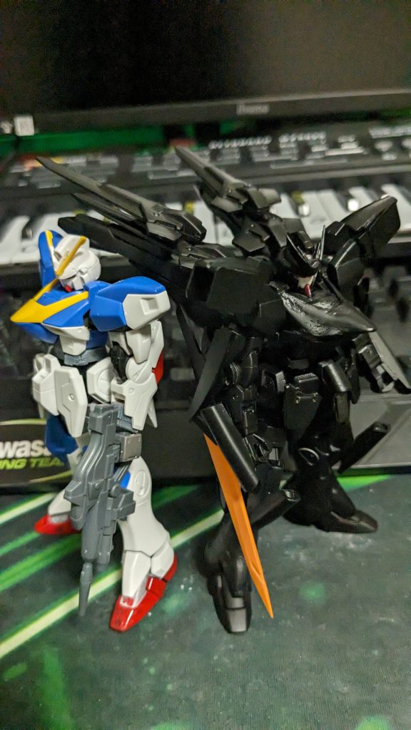 黒サフ塗った時のやつ。オレンジの剣はMGアストレイブルーフレームDの剣を使用しています。着脱可能(左のV2は余ったパーツで作った)