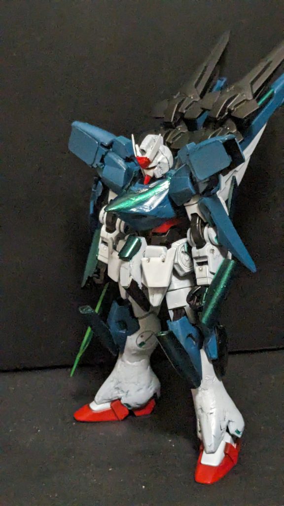 仁王立ち状態です。足と胴体はパテ使ってます。なんかサイコフレーム的な物が欲しかったので色んな箇所にメタリックグリーン塗ってみました。